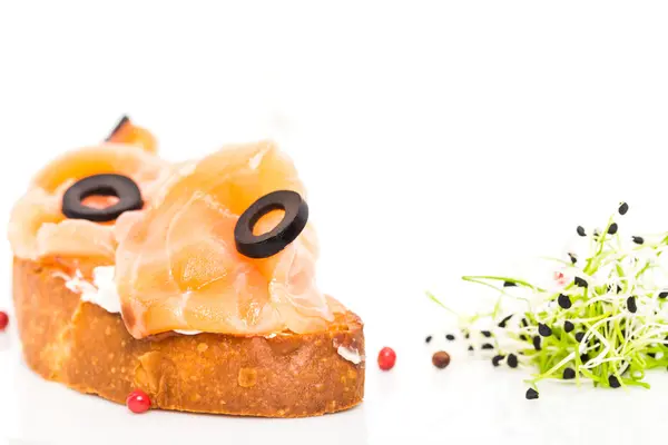 Bruschetta con salmón salado y aceitunas . — Foto de Stock