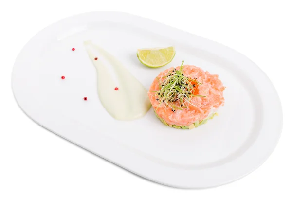 Tartare di salmone con avocado e caviale rosso . — Foto Stock