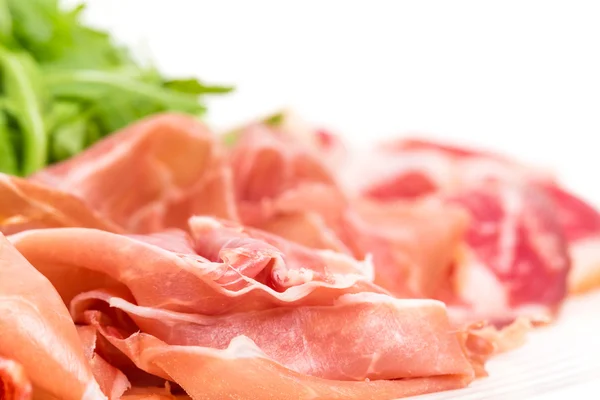 Arugula로 맛 있는 이탈리아 말린된 고기. — 스톡 사진