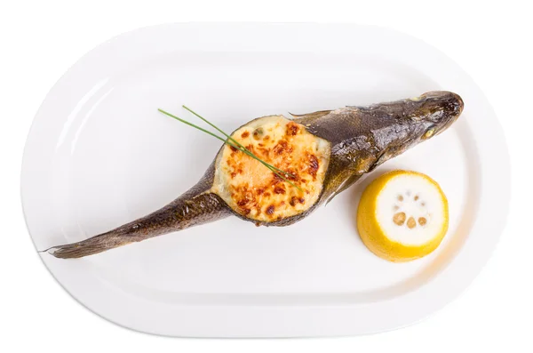 Branzino al forno con frutti di mare e formaggio . — Foto Stock