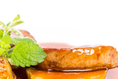 Lezzetli kaz ciğeri üzerinde pişmiş armut.