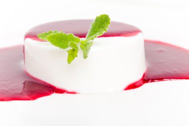 Vanilla panna cotta ile Ahududu reçeli.