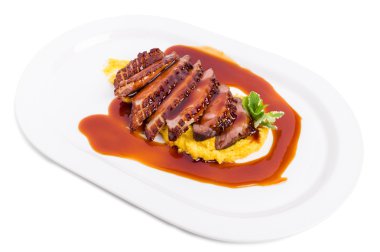 Kızarmış ördek göğsü mango püresi üzerinde.