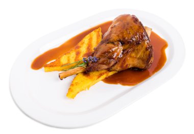 Kızarmış kuzu incik polenta ile.