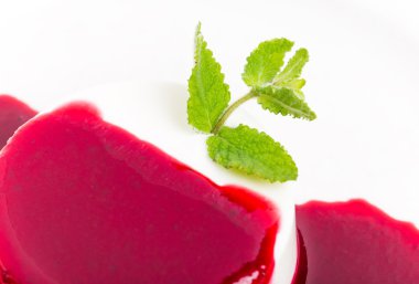 Vanilla panna cotta ile Ahududu reçeli.