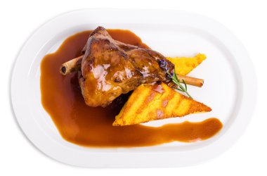 Kızarmış kuzu incik polenta ile.