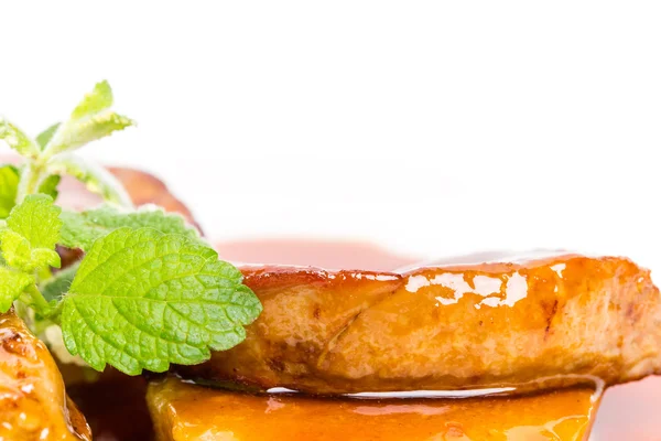 Lezzetli kaz ciğeri üzerinde pişmiş armut.