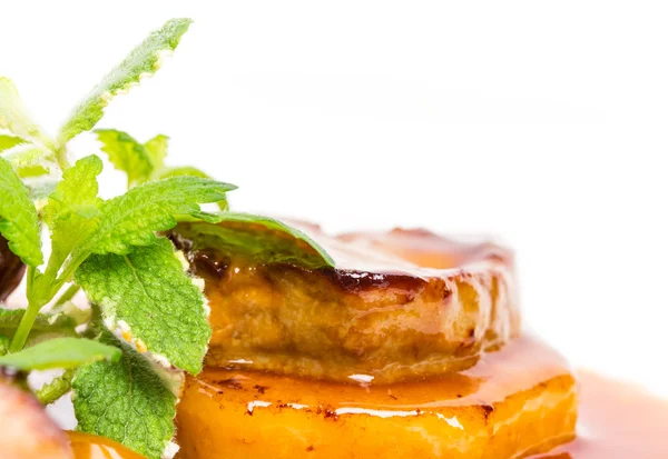 Lezzetli kaz ciğeri üzerinde pişmiş armut.