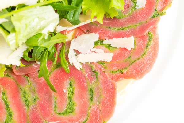 Dana carpaccio taze otlar ve parmesan ile.