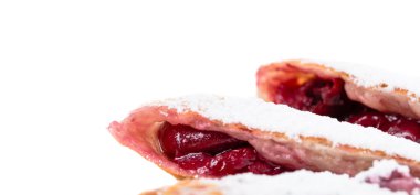 Kiraz ile lezzetli puf pasta.