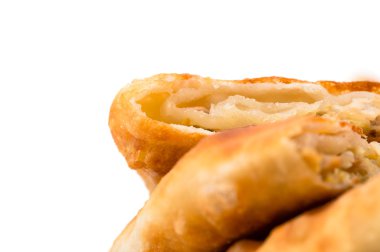 Tavuk göğsü ile lezzetli dilimlenmiş puf pasta.