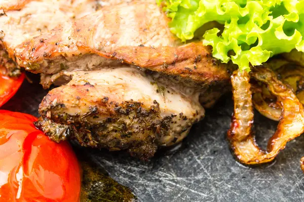 Lezzetli sebzeli ızgara domuz filetosu.