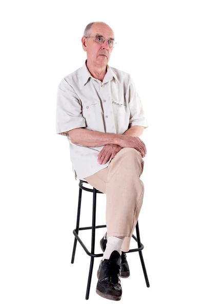 Alter Mann sitzt auf einem Stuhl. — Stockfoto