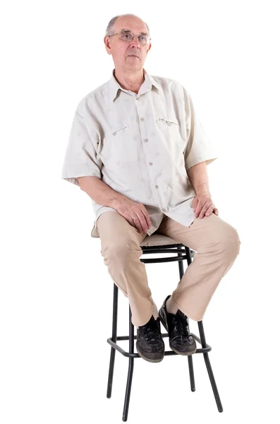 Yaşlı adam sandalyede oturuyor.. — Stok fotoğraf