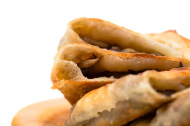 Tavuk göğsü ile lezzetli dilimlenmiş puf pasta.