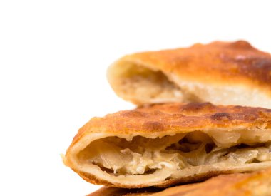 Lahana closeup ile lezzetli dilimlenmiş puf pasta.