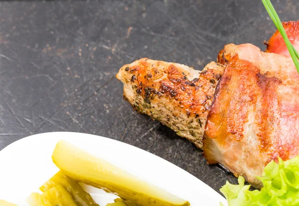 Domuz eti bonfile otlar ve sarımsak ile doldurulmuş.