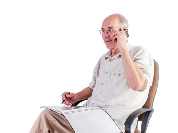 Viejo hombre sonriente hablando por teléfono . — Foto de Stock