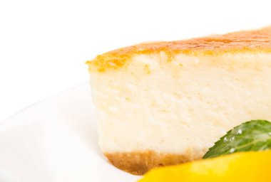 Nane ve dilimlenmiş şeftali ile klasik cheesecake.
