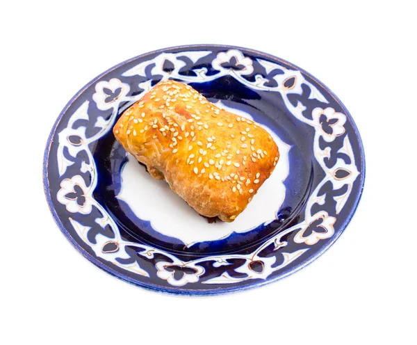 Traditionele Oezbeekse samsa broodje met gehakt rundvlees. — Stockfoto