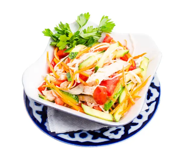 Kínai csirke saláta uborka és paradicsom. — Stock Fotó
