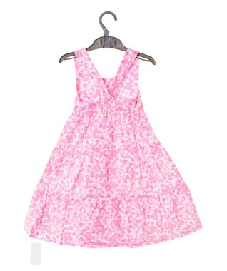 Çiçek desenli pembe elbise.