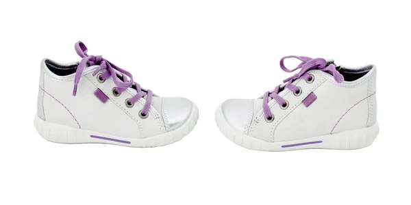 Zapatillas de deporte de cuero blanco con cordones color púrpura . —  Fotos de Stock