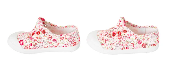 宝贝女孩粉红色运动鞋与花卉图案. — 图库照片