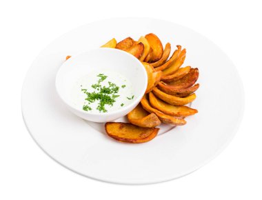 Kızarmış patates dilimleri tartar sosu ile.