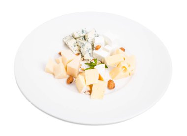 Badem ve nane ile çeşitli Peynir tabağı.