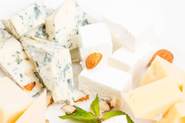 Badem closeup ile çeşitli Peynir tabağı.