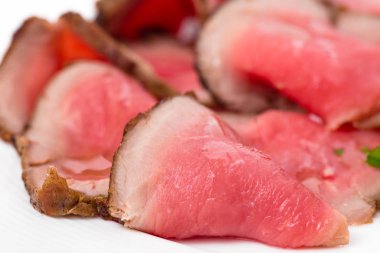 Biftek turşu closeup ile dilimlenmiş.