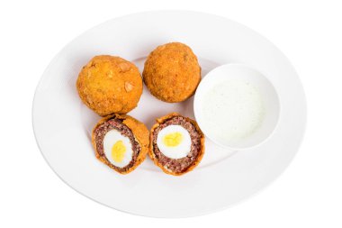 Pişmiş viski yumurta tartar sos ile.