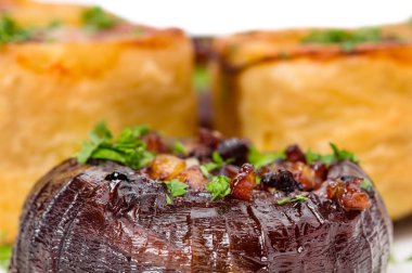 Pastırma closeup ile ızgara kırmızı soğan.