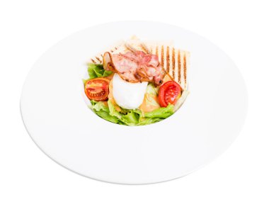 Sıcak domuz pastırması mozzarella ve domates salatası.