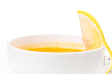 Mercimek çorbası limon ve kırmızı biber ile krem.