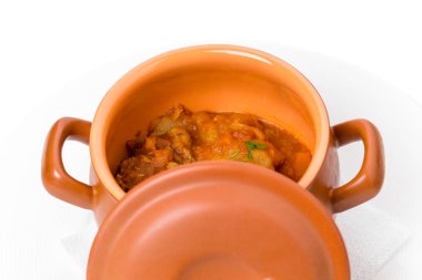 Demlenmiş Domuz eti ve patates güveç tencerede.