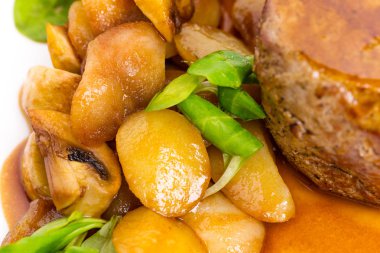 Lezzetli sığır eti biftek demiglas sos.