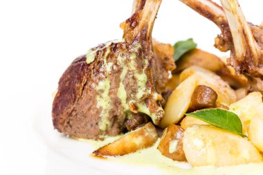 Yeşil tereyağı ile ızgara kuzu rafları.