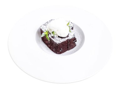 Çikolatalı browni kek vanilyalı dondurma ile.