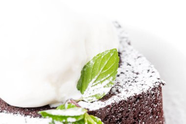 Çikolatalı browni kek vanilyalı dondurma ile.