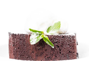 Çikolatalı browni kek vanilyalı dondurma ile.