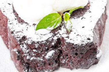 Çikolatalı browni kek vanilyalı dondurma ile.