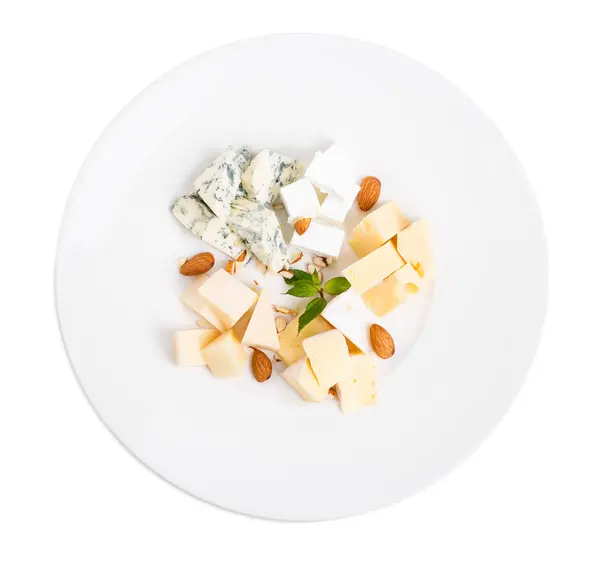 Prato de queijo sortido com amêndoas e hortelã . — Fotografia de Stock