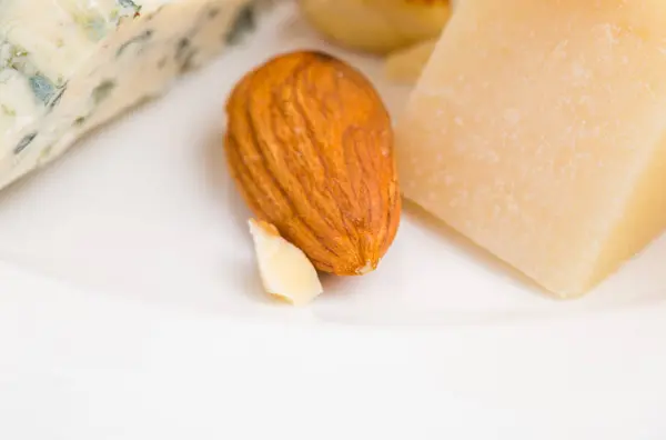 Vegyes sajttál mandula. — Stock Fotó