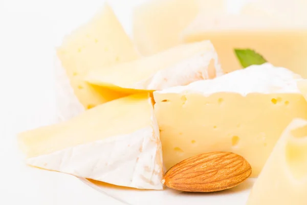 Prato de queijo sortido com amêndoas closeup . — Fotografia de Stock