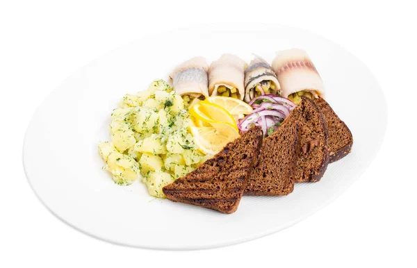 Filete de arenque salado con encurtidos y patatas . —  Fotos de Stock