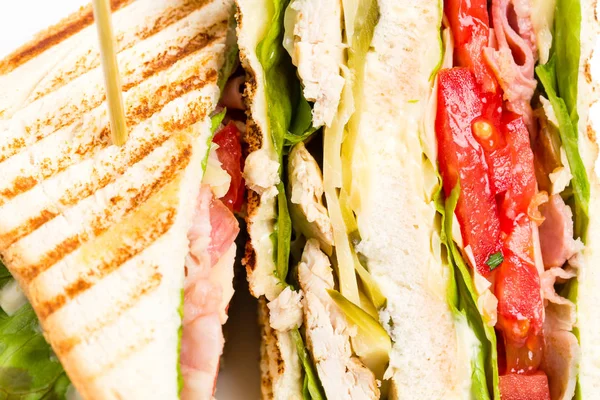 Tradycyjnego grilla club sandwich z kurczaka. — Zdjęcie stockowe