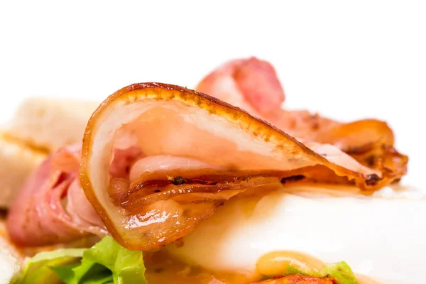 Warme bacon salade met mozzarella en tomaten. — Stockfoto