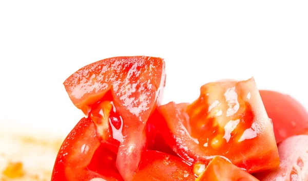 Tomates fatiados em cima de salada fresca . — Fotografia de Stock